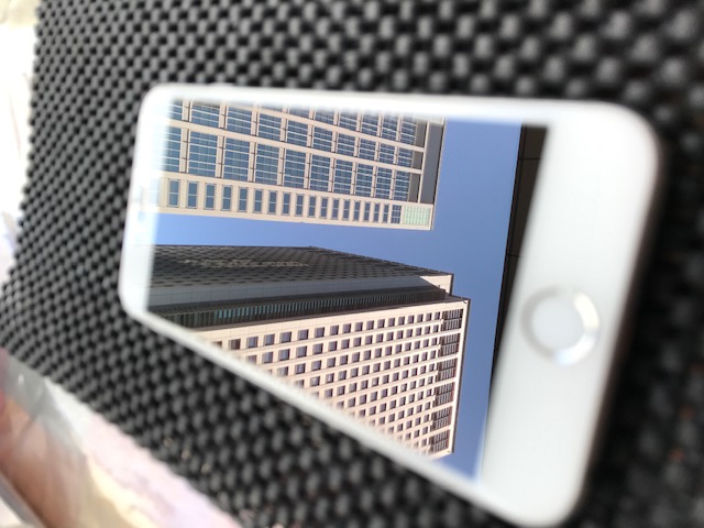 コーティングしたiphone7に写るビル
