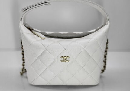 CHANEL（シャネル）ホワイト キルティングバッグ