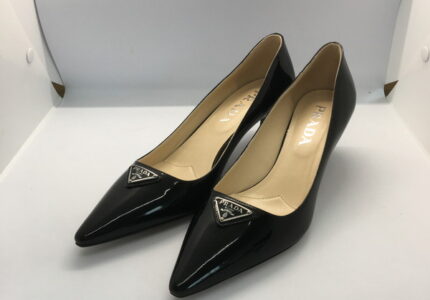 PRADA(プラダ) パテントレザー ポインテッドトゥ パンプス